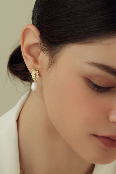 巴洛克單珍珠。銀針耳環