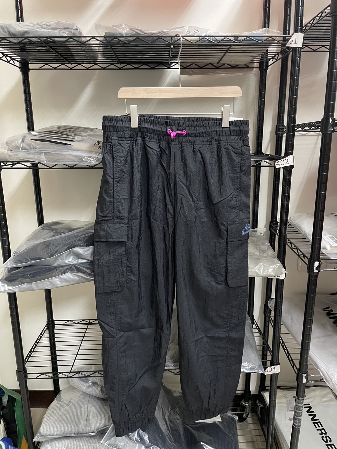 【出清】 NIKE 女款 工裝長褲 DD2071-010 黑