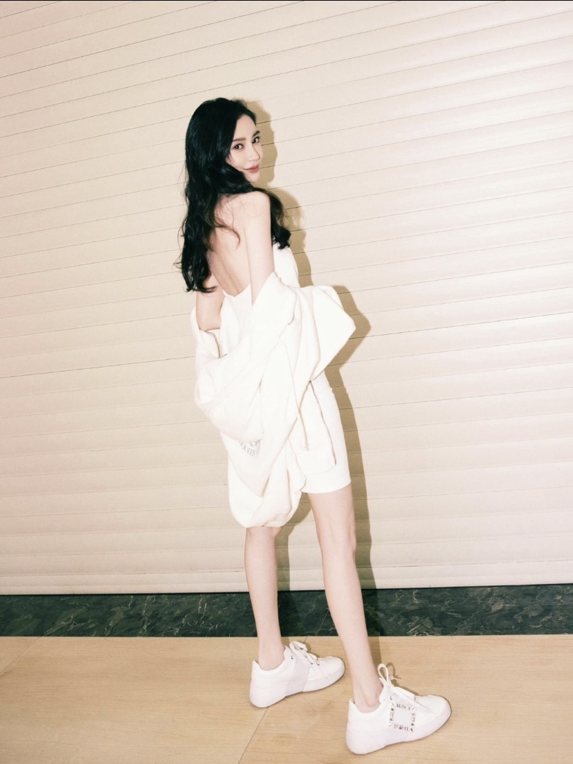 ROGER VIVIER Viv' Skate Strass 鑽扣牛皮運動鞋