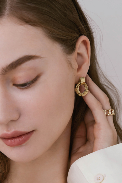 多層線圈。夾式耳環