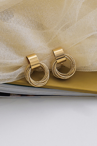 多層線圈。夾式耳環