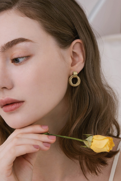 多層線圈。銀針耳環