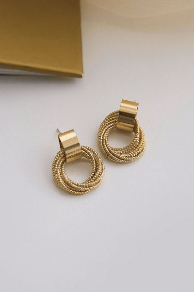 多層線圈。銀針耳環