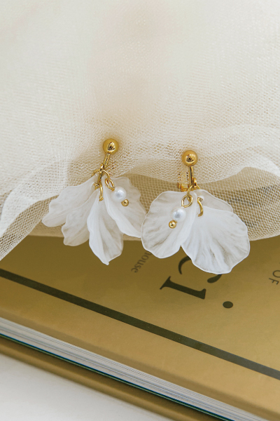 花瓣珍珠吊墜。夾式耳環