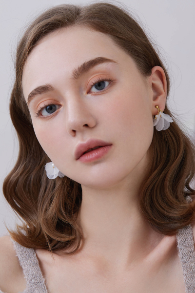 花瓣珍珠吊墜。夾式耳環