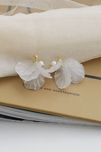 花瓣珍珠吊墜。銀針耳環