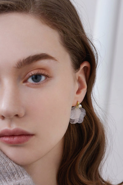 花瓣珍珠吊墜。銀針耳環