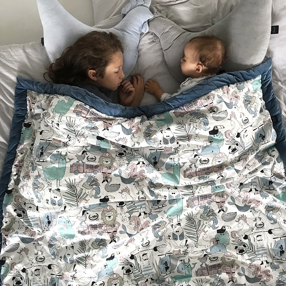 La Millou波蘭 頂級棉柔系列雙面柔柔毯大人款｜冬季限定款熊熊小屋｜舒柔純白