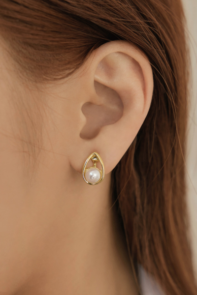 珍珠水滴型。夾式耳環