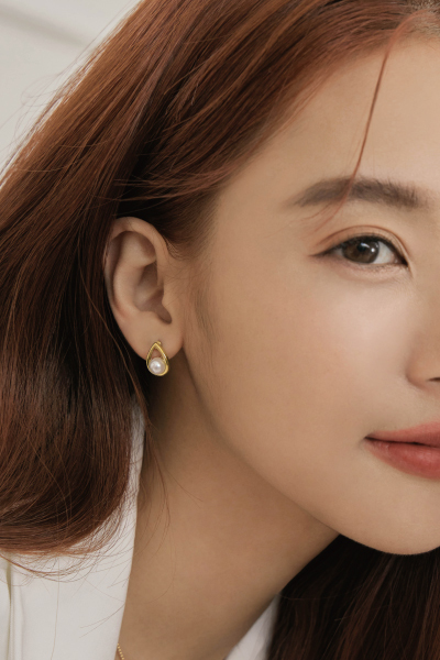 珍珠水滴型。銀針耳環