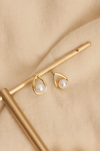 珍珠水滴型。銀針耳環