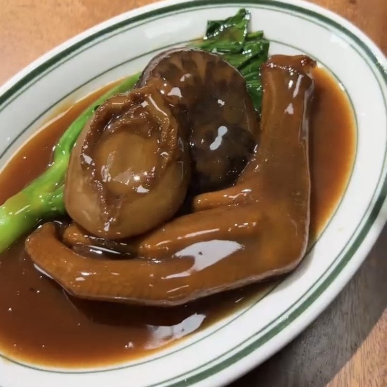 BRAISED ABALONE IN SOS WITH GOOSE WEBS & MUSHROOMS 鲍鱼鹅掌扒花菇 260G