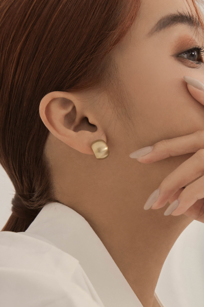 [ 2色 ]霧面金屬弧形。夾式耳環