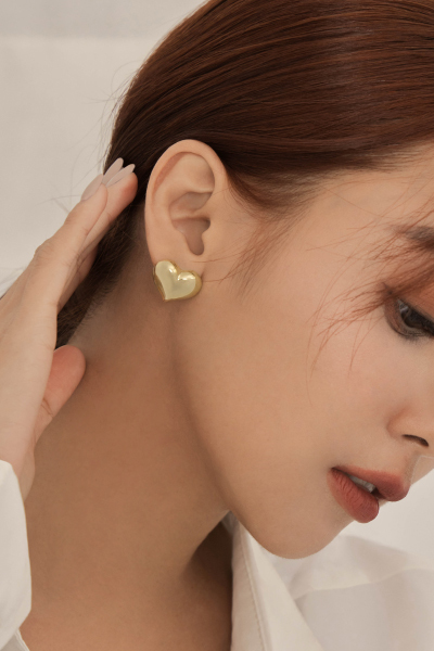 簡約光澤愛心。夾式耳環