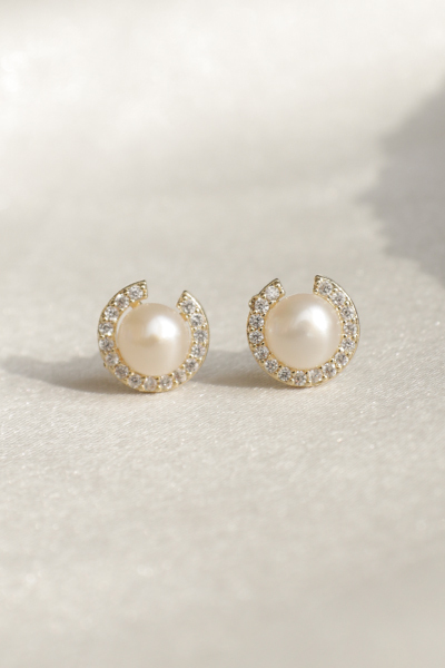 環繞鋯石珍珠。銀針耳環