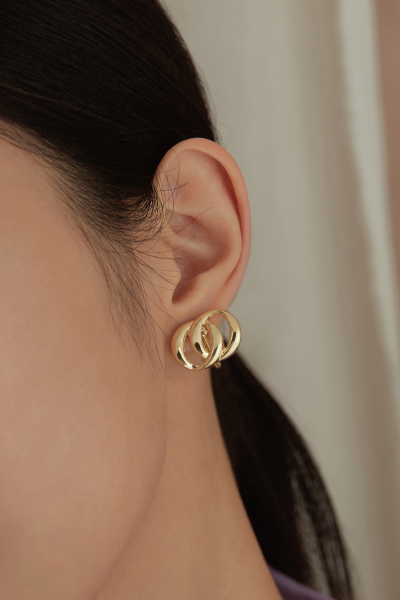 雙圈交錯。夾式耳環