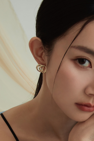 雙圈交錯。銀針耳環