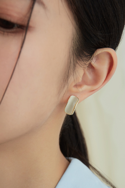 金邊弧形貝殼片。夾式耳環