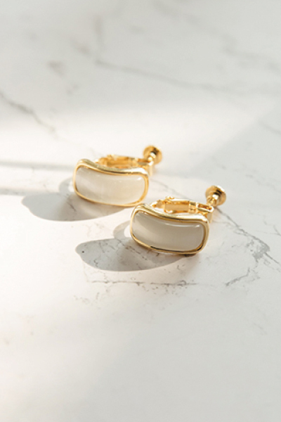 金邊弧形貝殼片。夾式耳環