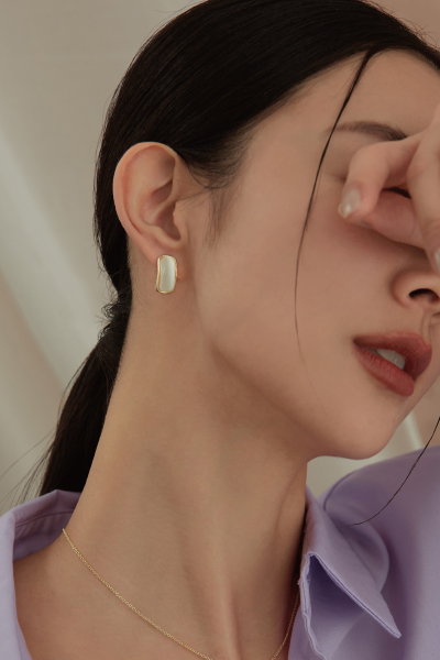金邊弧形貝殼片。銀針耳環