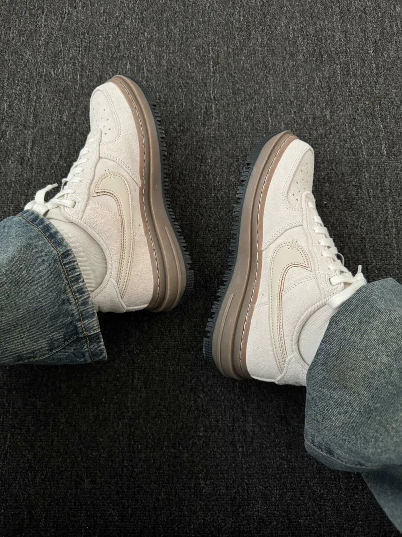 NIKE AIR FORCE 1 LUXE 淡奶茶焦糖鋸齒底 明線款