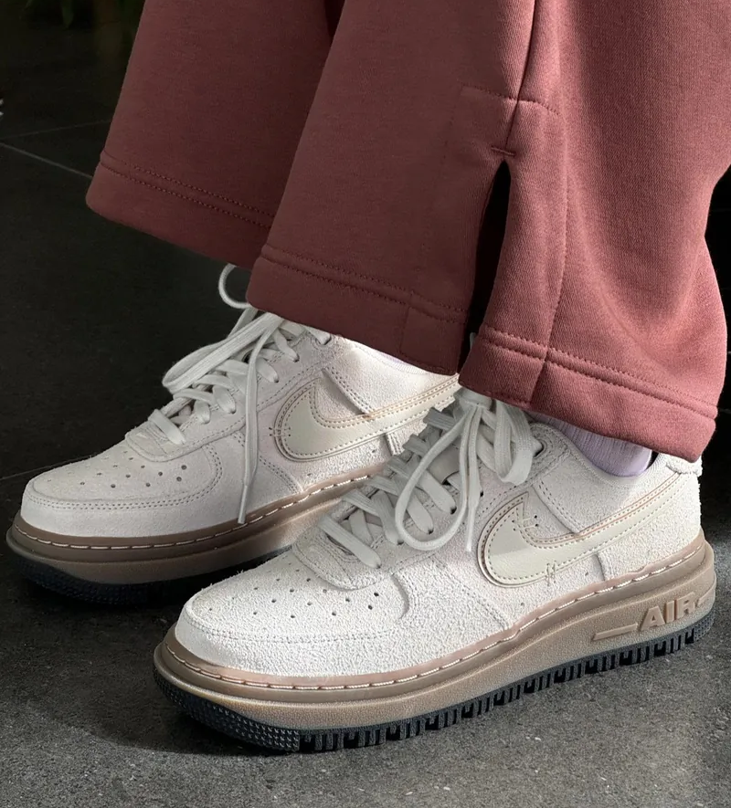 NIKE AIR FORCE 1 LUXE 淡奶茶焦糖鋸齒底 明線款