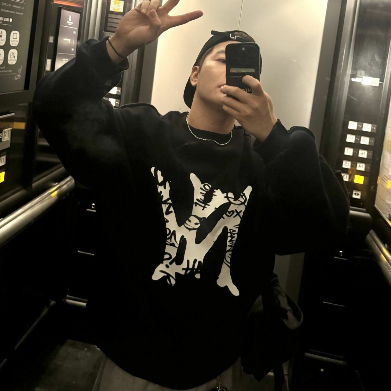 前後英文字圖案衛衣 BY ATTENTION-337T