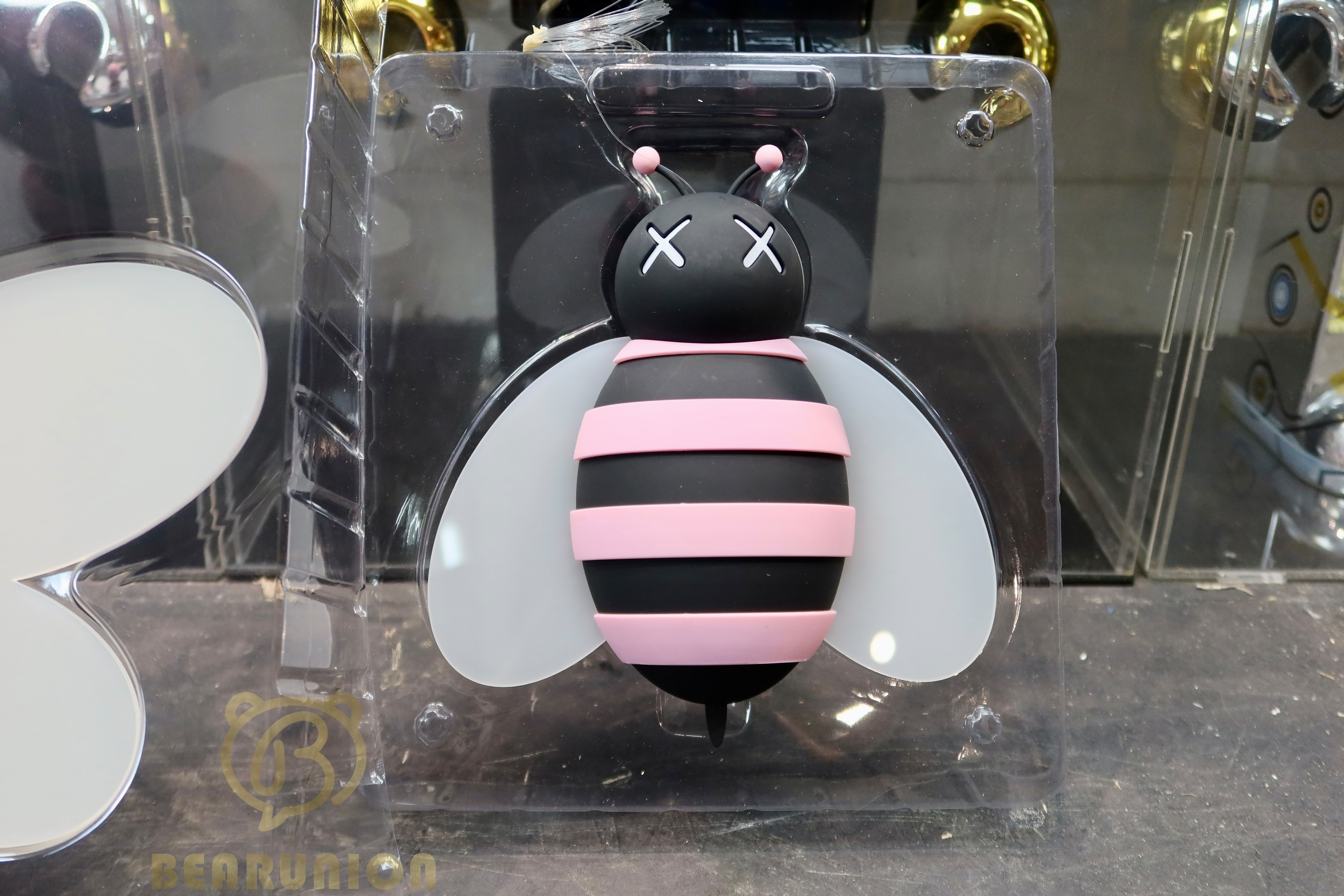 その他 KAWS X DIOR Pink Bee Store Display original.jpg?1735579888