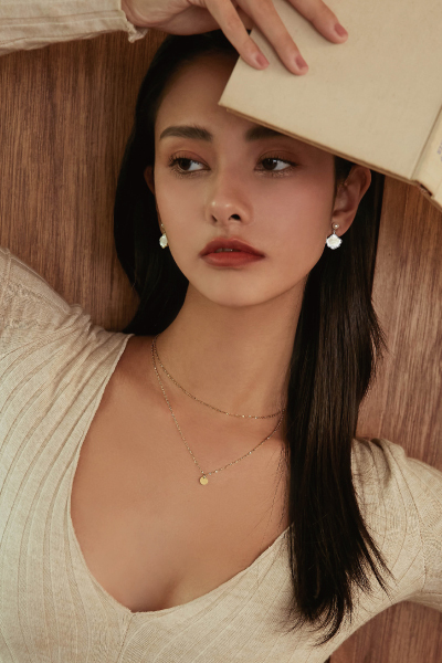 甜美珍珠貝殼。夾式耳環