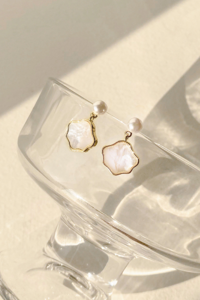 甜美珍珠貝殼。銀針耳環