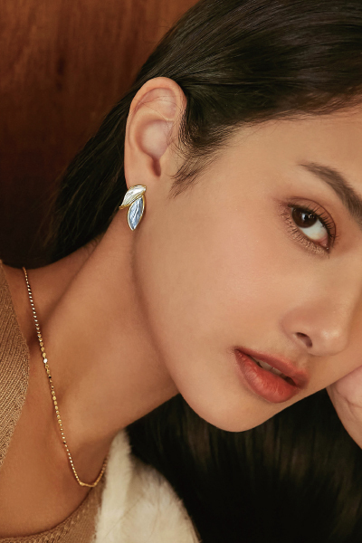 雙色畫釉葉片。銀針耳環