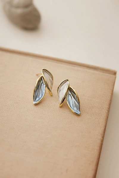 雙色畫釉葉片。銀針耳環