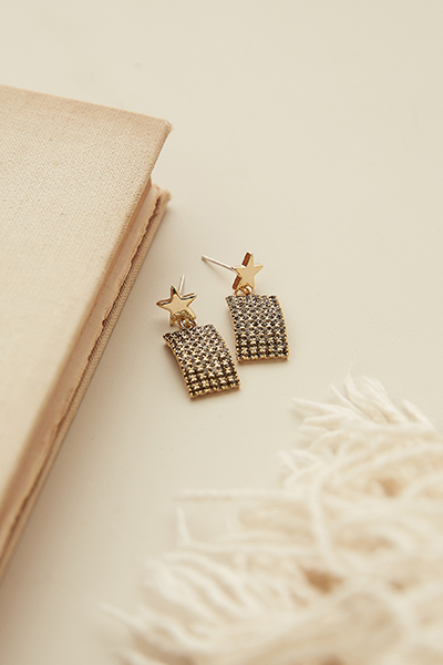 小星垂墜星河。針式耳環
