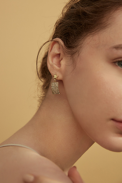 小星垂墜星河。針式耳環