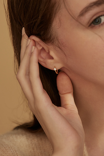 閃耀迷你鋯石。銀針耳環