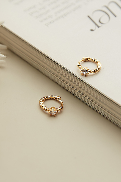 閃耀迷你鋯石。銀針耳環