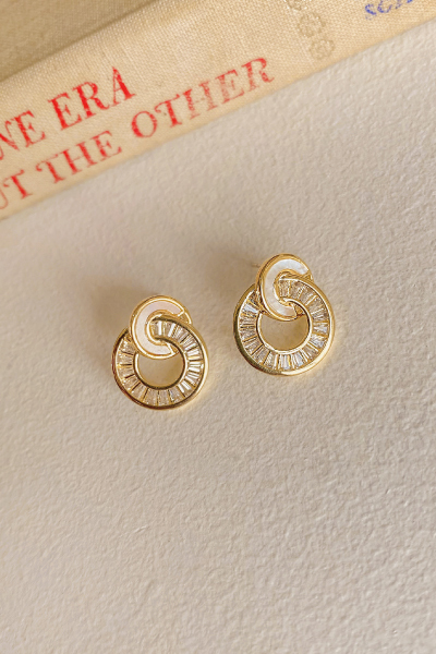 閃耀貝殼鋯石。銀針耳環