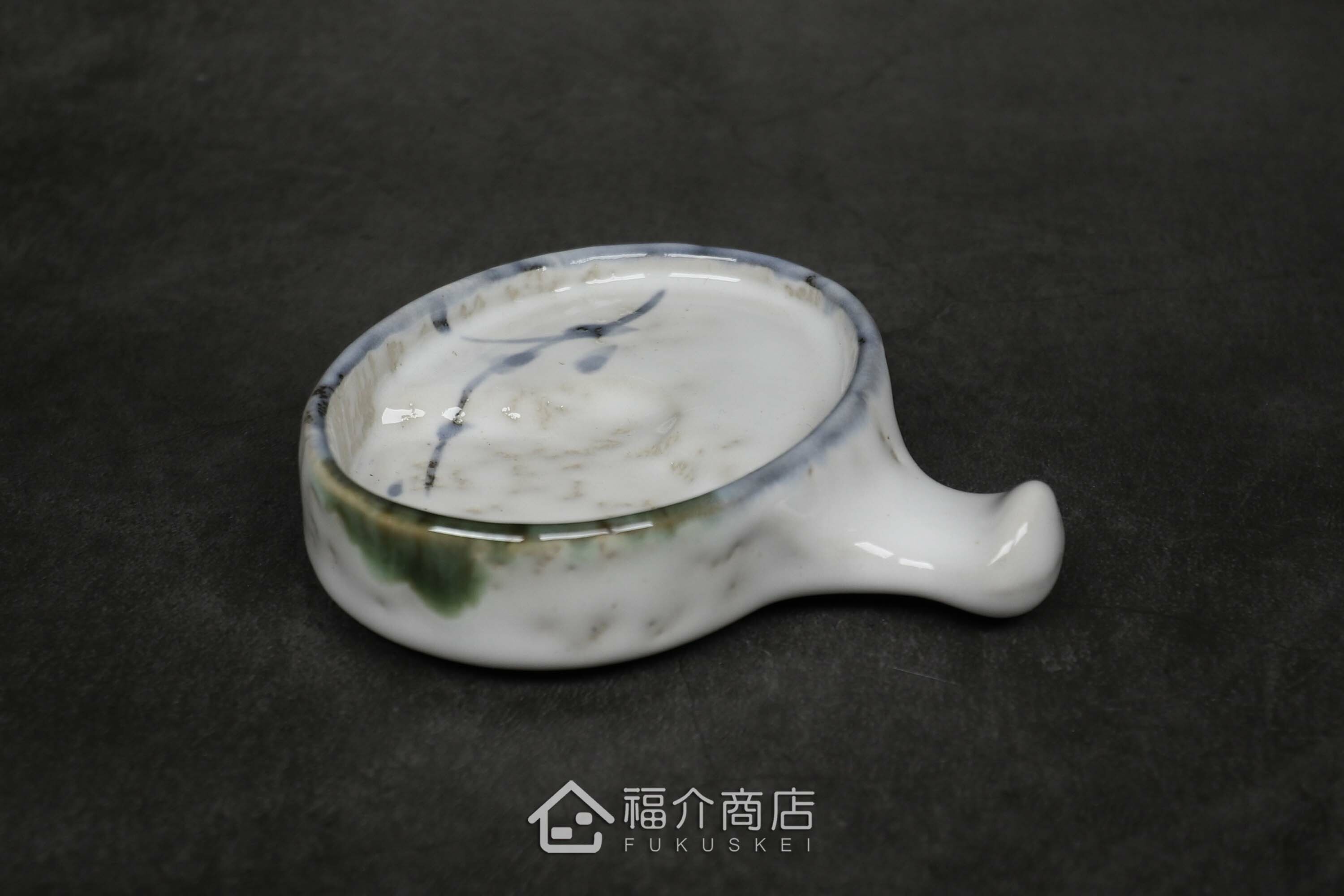 能放置筷子湯匙等，還能當作醬油碟、放置調味佐料等萬能筷架