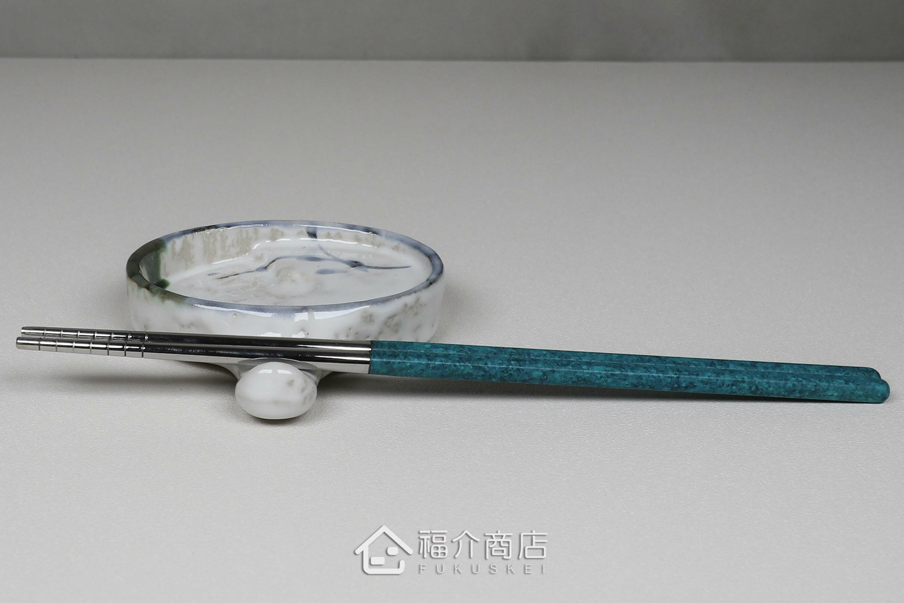 能放置筷子湯匙等，還能當作醬油碟、放置調味佐料等萬能筷架