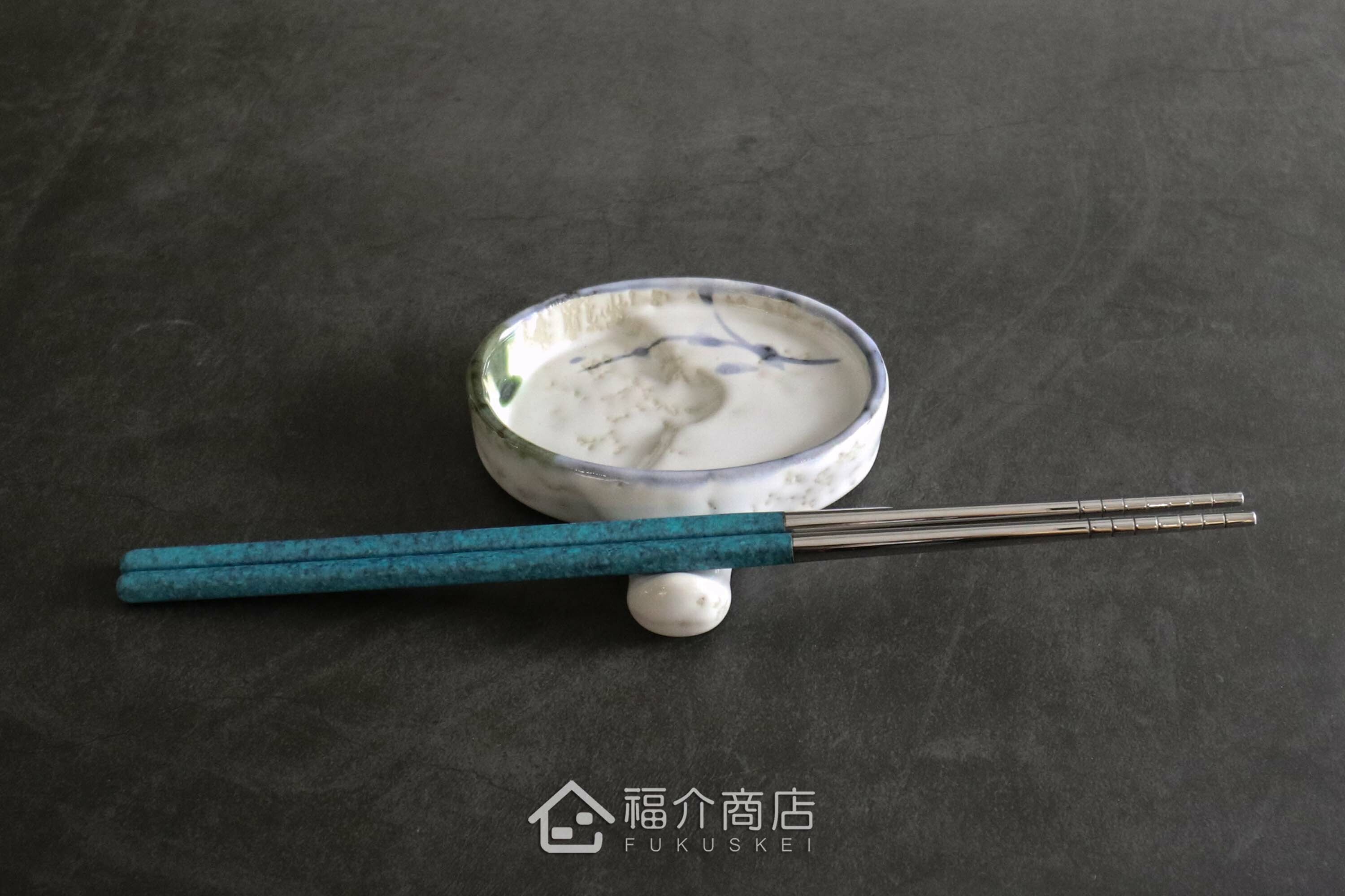 能放置筷子湯匙等，還能當作醬油碟、放置調味佐料等萬能筷架