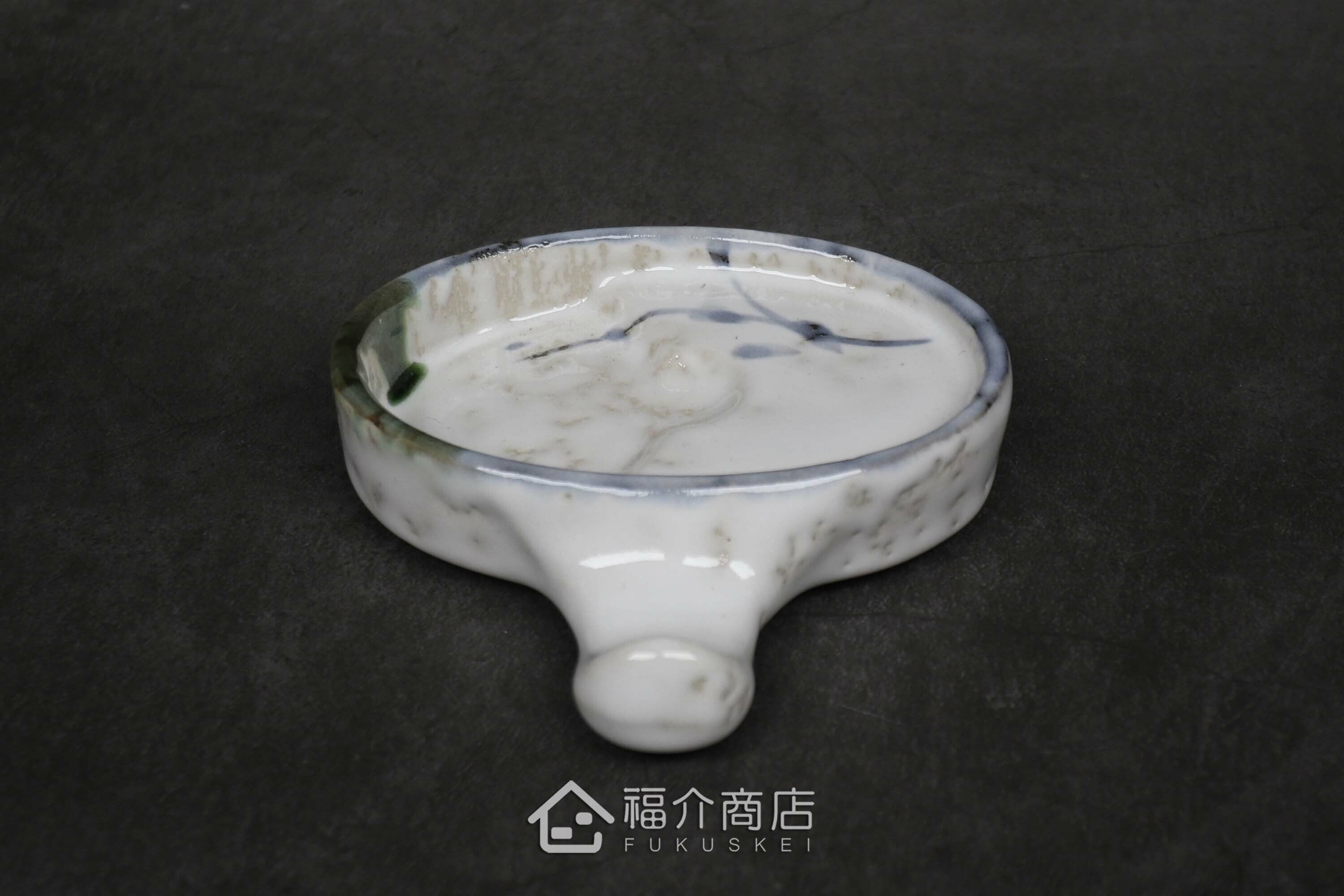 能放置筷子湯匙等，還能當作醬油碟、放置調味佐料等萬能筷架