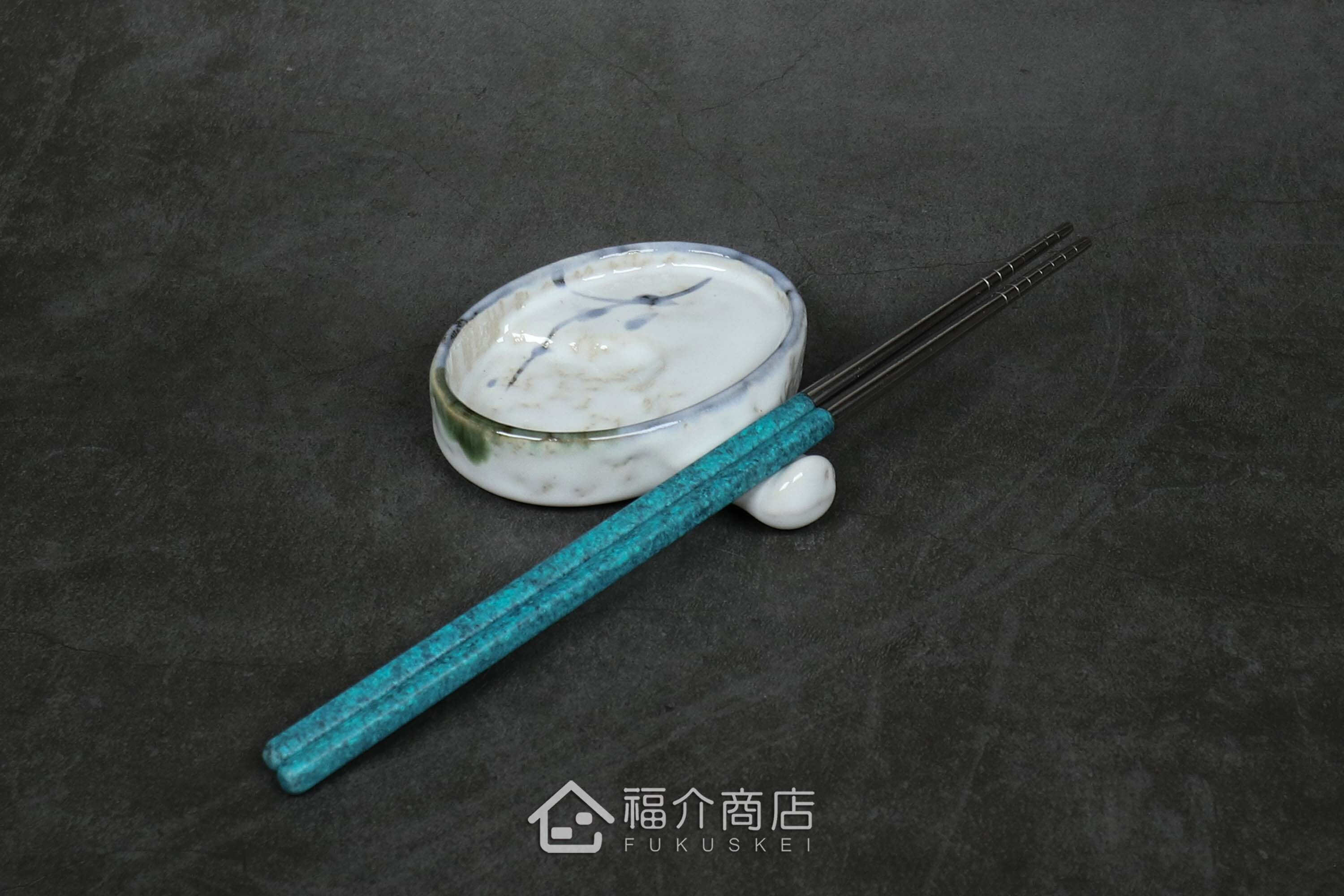 能放置筷子湯匙等，還能當作醬油碟、放置調味佐料等萬能筷架