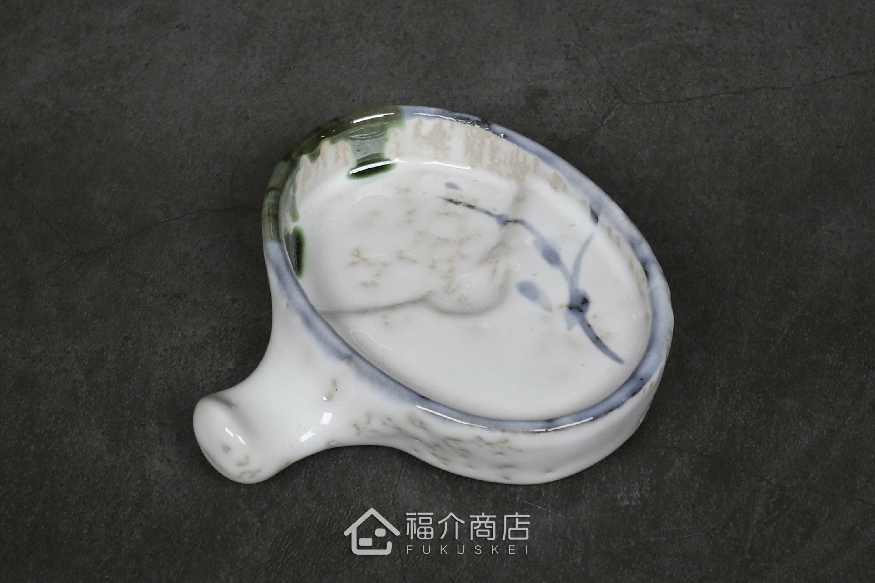 能放置筷子湯匙等，還能當作醬油碟、放置調味佐料等萬能筷架