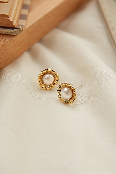 復古小珍珠貼耳。銀針耳環