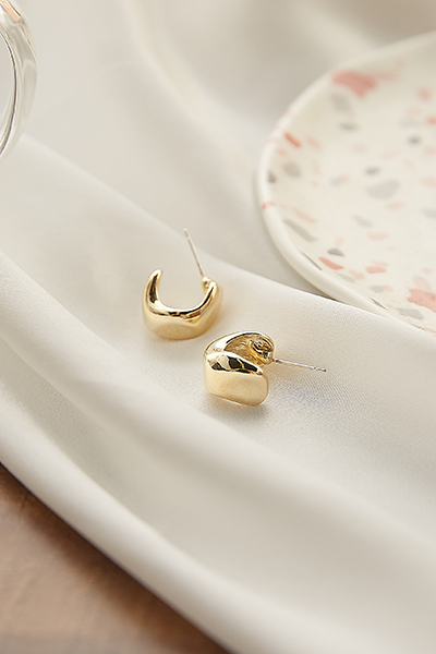 光面不規則C型。銀針耳環