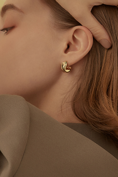 光面不規則C型。銀針耳環