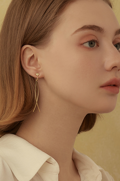 愛心垂墜交錯。夾式耳環