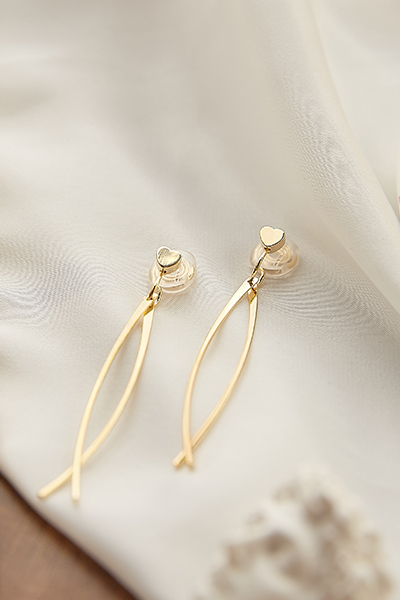 愛心垂墜交錯。夾式耳環