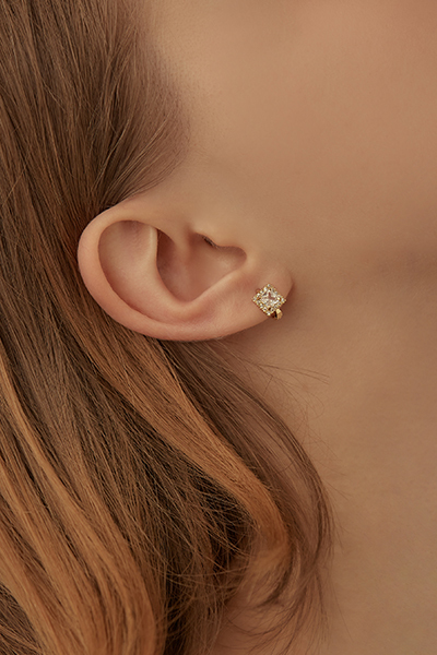 方型小鑽。針式耳環