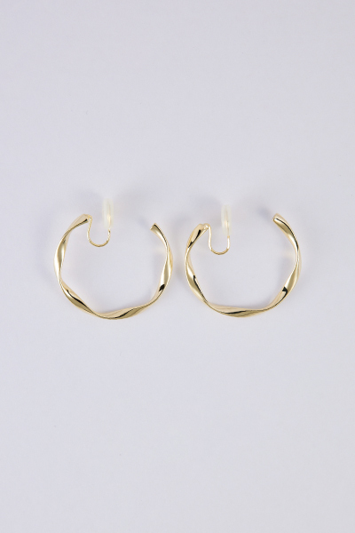 簡約扭轉C型。夾式耳環